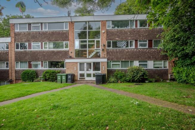 2 bed property, in Glover Street, £80,000