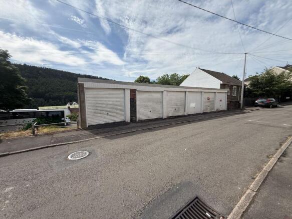 Studio, in Garages Adjacent to, £47,000