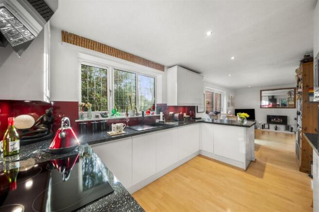 2 bed property, in Rodmell Close, £450,000