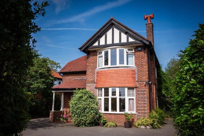 4 bed property, in Whitchurch Road, £775,000