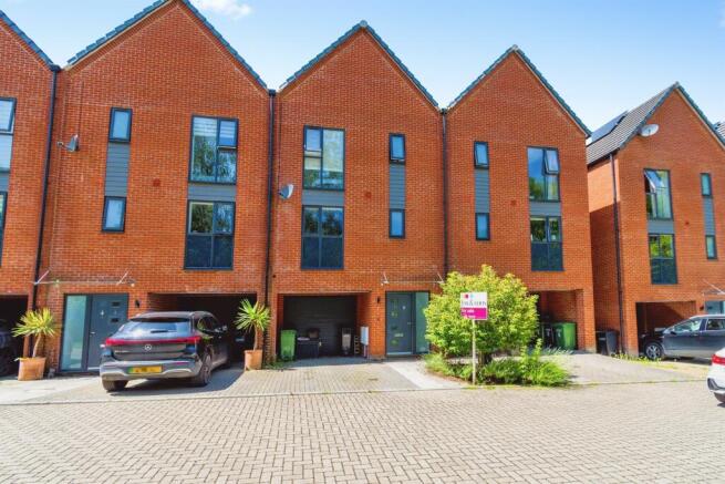 3 bed property, in Sundays Hill Close, £400,000