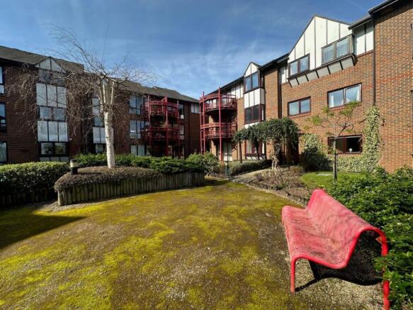 3 bed property, in 17 Caversham Wharf, £280,000