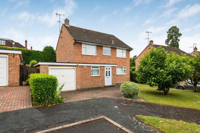 4 bed property, in Burwood Close, £775,000