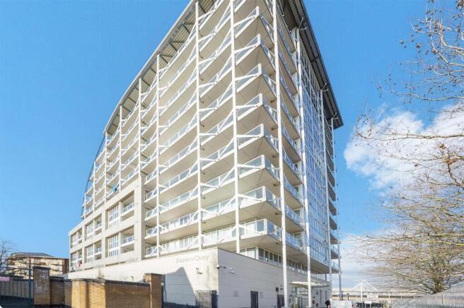 2 bed property, in Rayleigh Road, £340,000