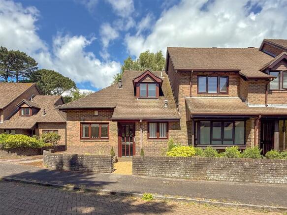 3 bed property, in Woodley Gardens, £500,000