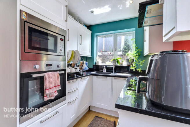 3 bed property, in Briarbank Close, £270,000