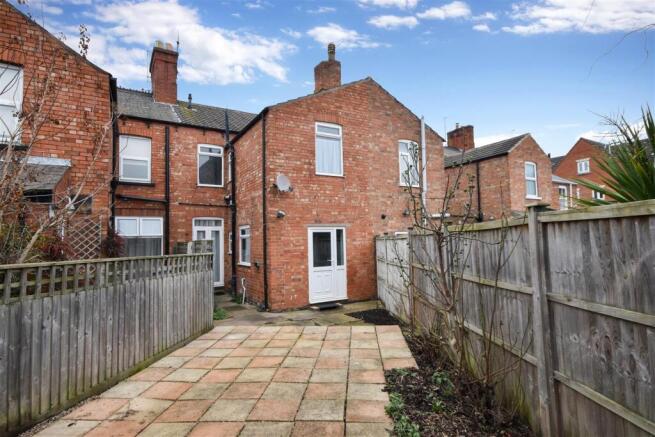 2 bed property, in Beacon Hill Road, £175,000