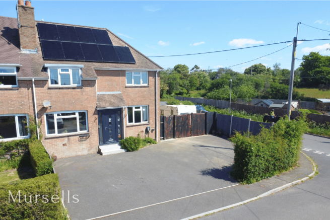 4 bed property, in Foxhills Crescent, £385,000