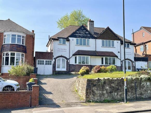 3 bed property, in Penns Lane, £425,000