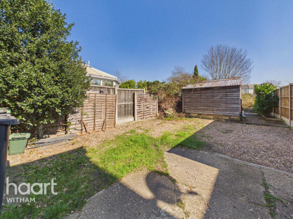 1 bed property, in Braintree Road, £100,000