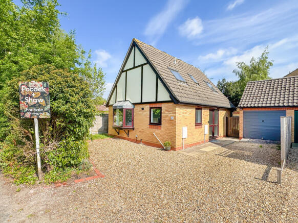 2 bed property, in Toyse Lane, £350,000