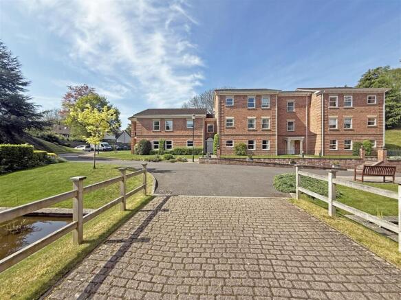 2 bed property, in Sandringham Court, £310,000