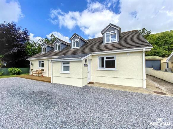 4 bed property, in Llanmiloe, £450,000