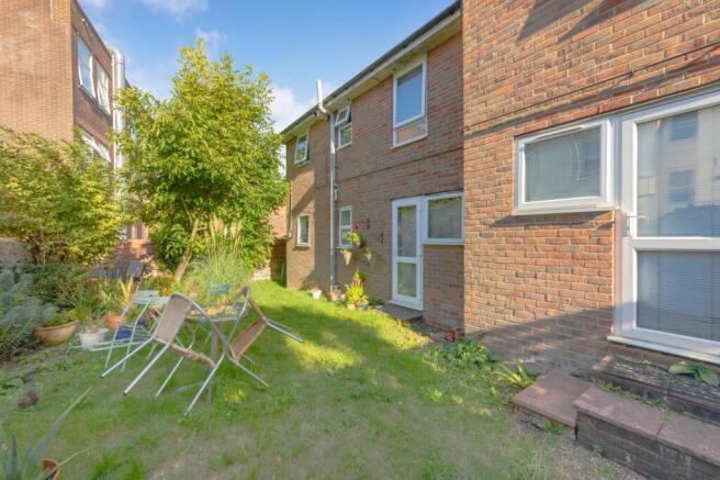 1 bed property, in Broomans Lane, £200,000