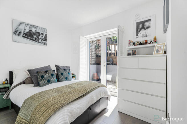 1 bed property, in Holly Park Road, £350,000