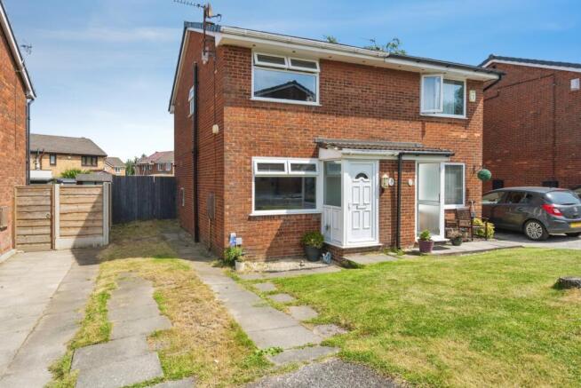 2 bed property, in Surrey Close, £190,000