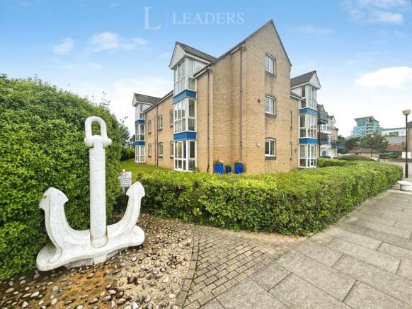 2 bed property, in Atlantic Close, £230,000