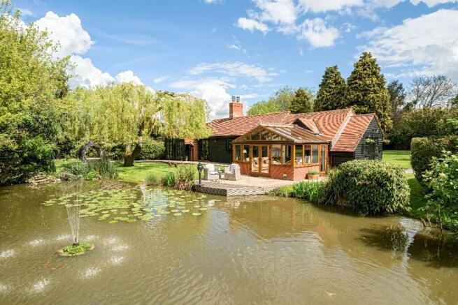 3 bed property, in Stapleford Tawney, £1,395,000