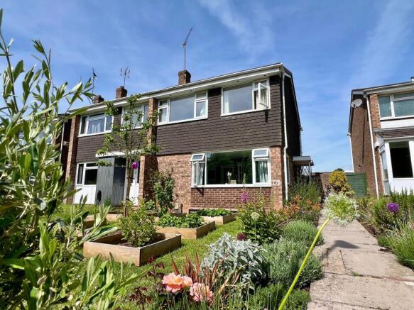 3 bed property, in Pikes Crescent, £285,000