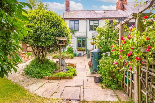 3 bed property, in Brook Street, £400,000