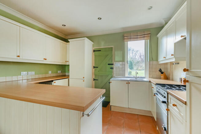 3 bed property, in Aldenham Road, £650,000