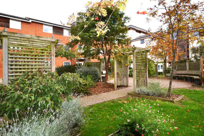 2 bed property, in Siloam Place, £95,000