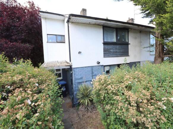 5 bed property, in Deerswood Avenue, £365,000