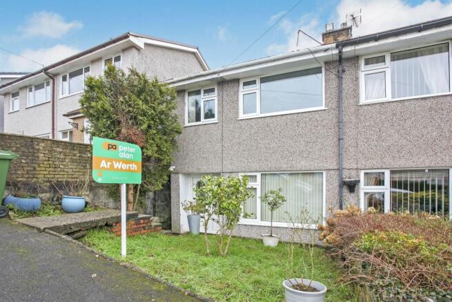 3 bed property, in Meadow Close, £130,000