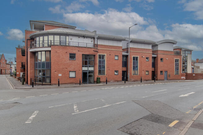 2 bed property, in Bath Road, £159,000