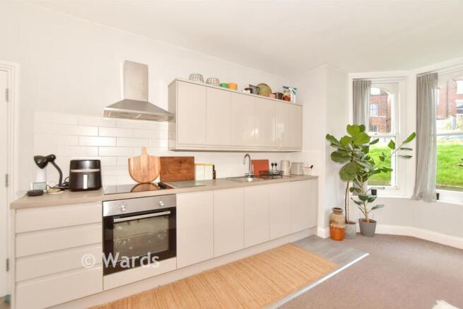 2 bed property, in Cheriton Road, £220,000