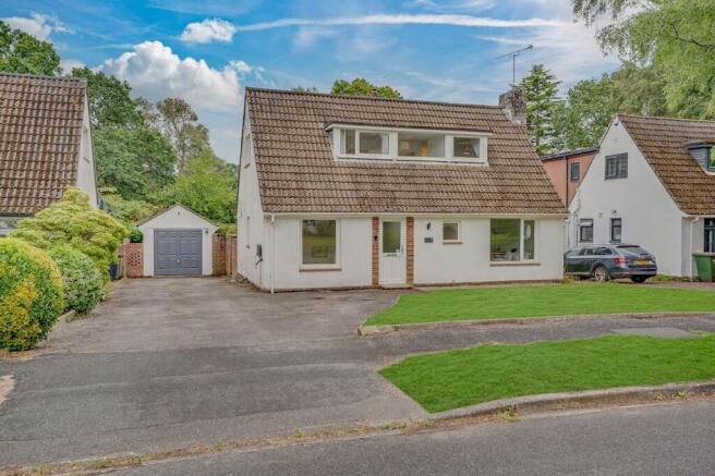 4 bed property, in Woodlands Close, £800,000