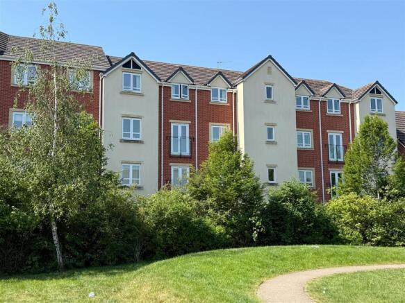 2 bed property, in Hamlet Way, £165,000