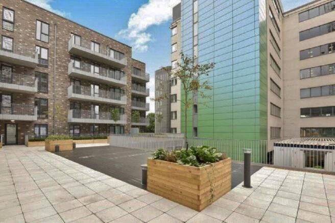 2 bed property, in Windsor Road, £260,000