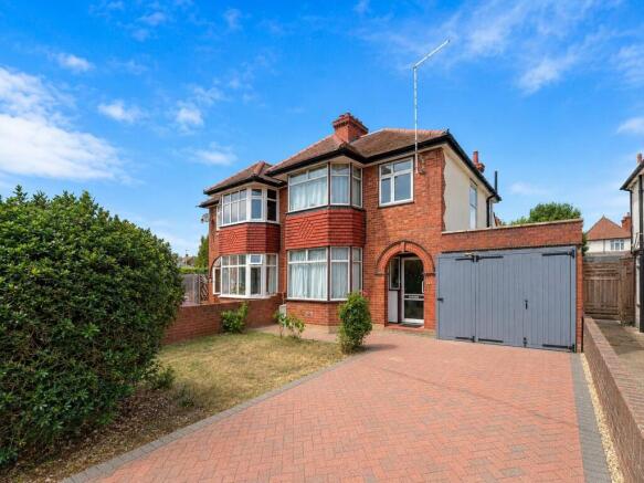 3 bed property, in Birchdale Avenue, £325,000