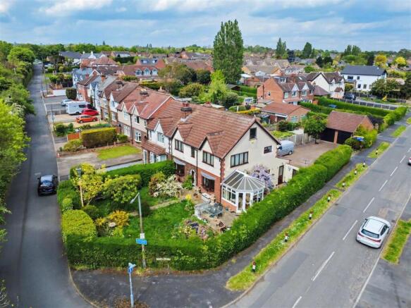 4 bed property, in Bostocks Lane, £300,000