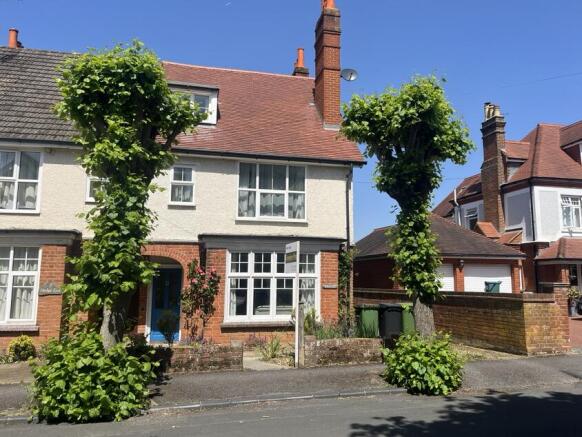 5 bed property, in Linden Gardens, £715,000