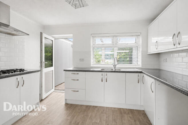 2 bed property, in Hawthorn Road, £210,000