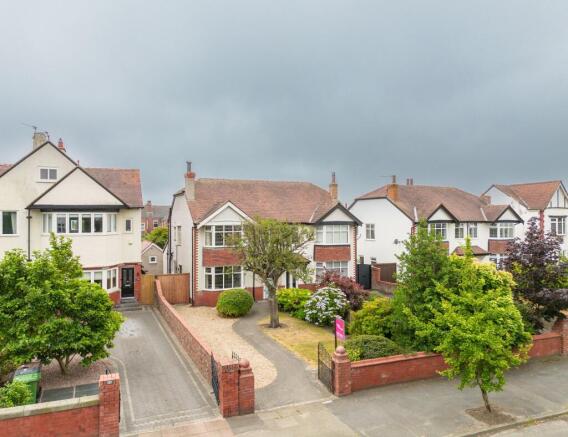 3 bed property, in Roe Lane, £370,000