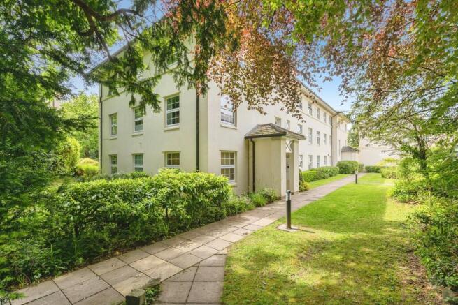 2 bed property, in Gravel Hill Road, £220,000