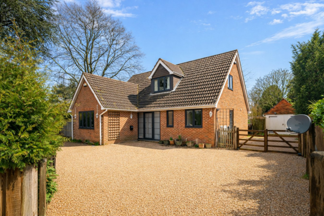 3 bed property, in Lyndhurst Road, £800,000