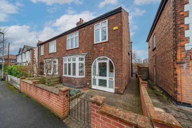 3 bed property, in Hampton Road, £400,000