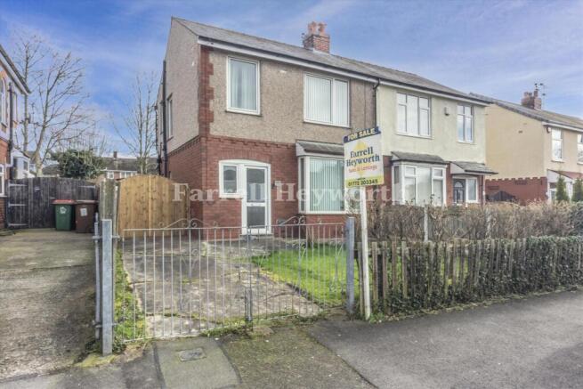 3 bed property, in Fir Trees Avenue, £150,000