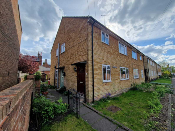 2 bed property, in Clifton Court, £180,000