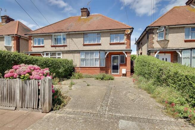 3 bed property, in Sheridan Road, £450,000