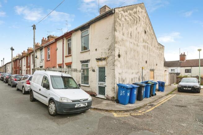 3 bed property, in Reeve Street, £65,000