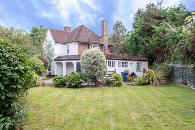 4 bed property, in Woodhall Gate, £1,450,000