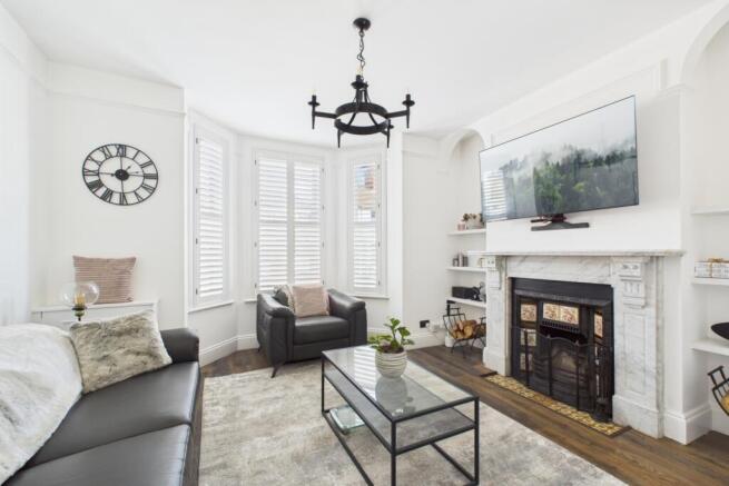 4 bed property, in Hockliffe Road, £475,000