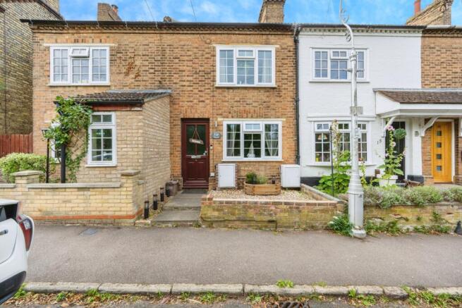 2 bed property, in Brickhill Road, £270,000