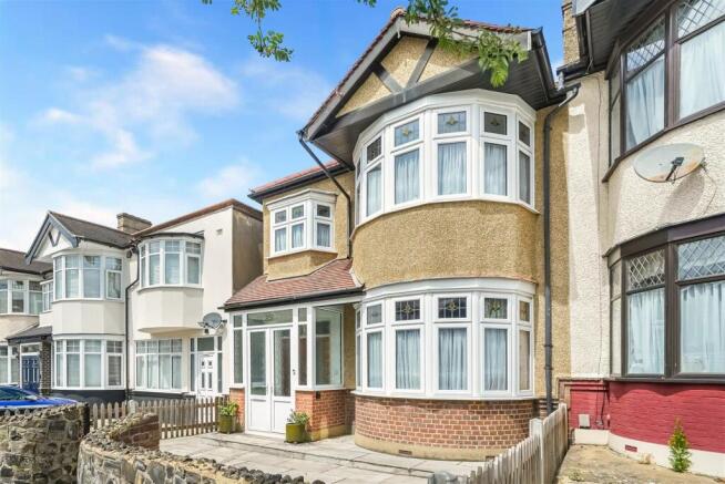 3 bed property, in Braintree Avenue, £675,000