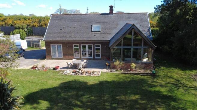 4 bed property, in Hindhead, £775,000